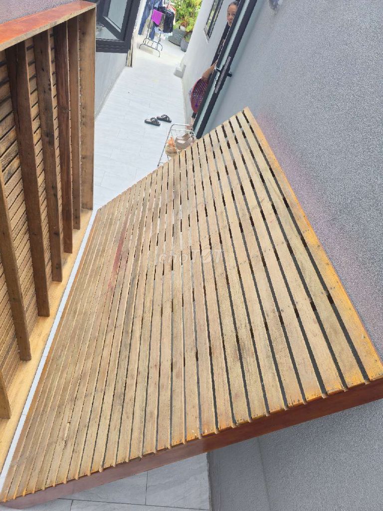 Фото 2: Кровать из темного дерева 1,4м x 2м