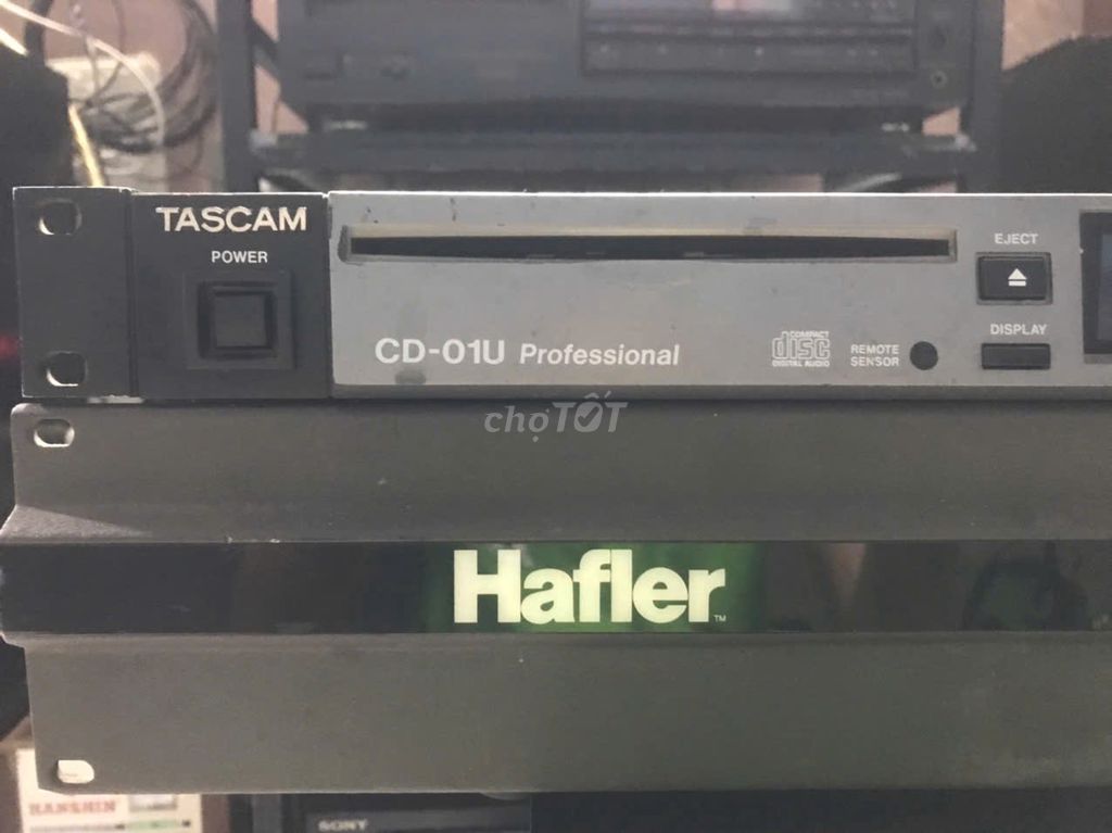 Фото 2: CD-плеер Tascam CD-01U для студии и сцены