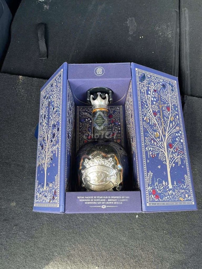 Бутылка Chivas Royal Salute 32 Синяя Серебристая
