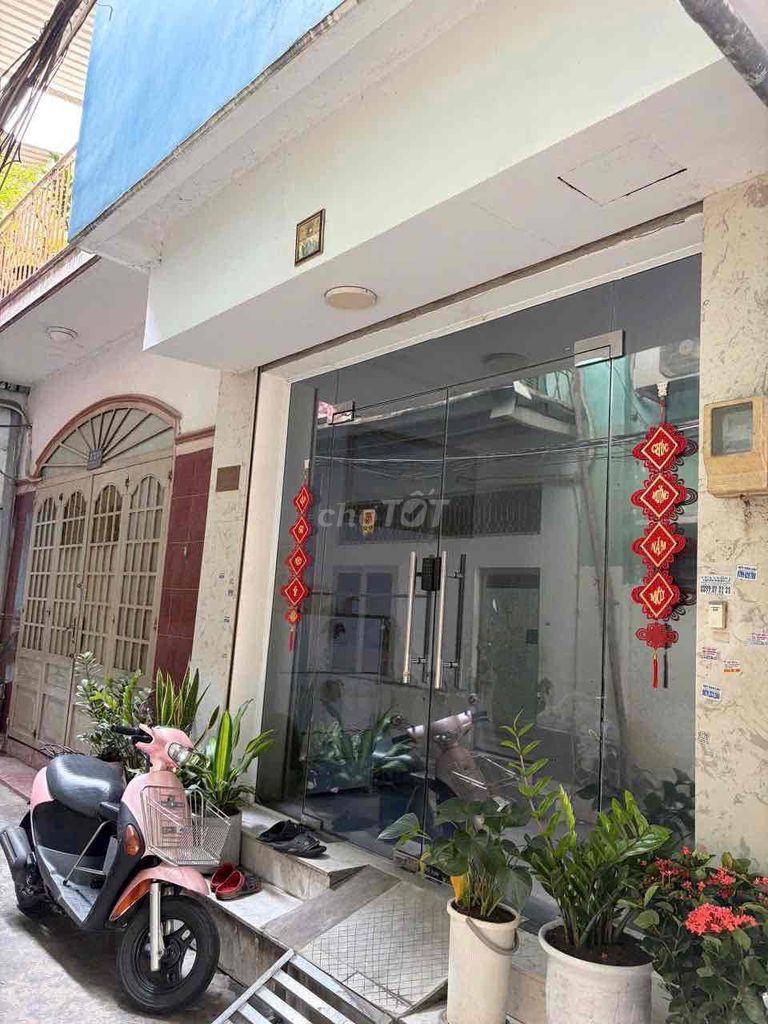 Нужно продать дом в большом тихом переулке на улице Тхиен Фыок