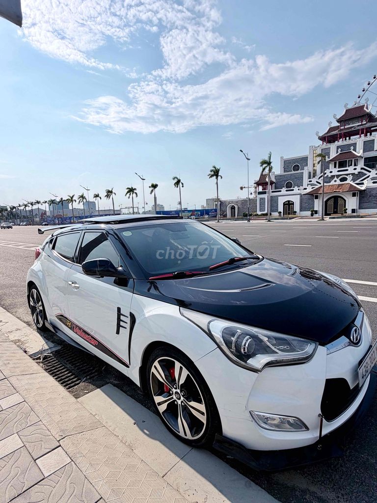 Hyundai Veloster белый, черный 4 места Спортивный автомобиль