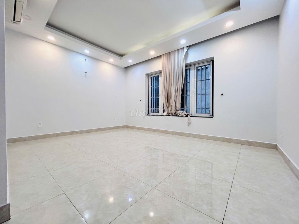 Фото 3: Дом на улице C18, район K300, площадь: 5x20 м, 1 этаж + 3 этажа, сдается в аренду