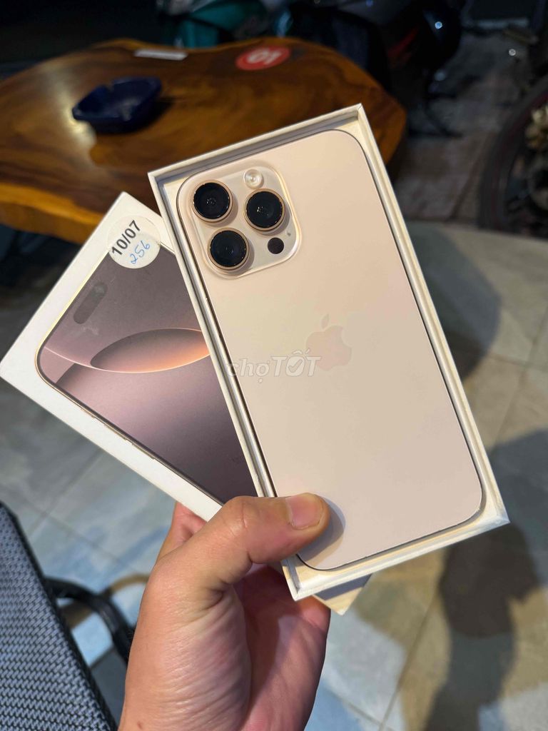 iPhone 16 Pro Max 256GB цвета «пустыня»