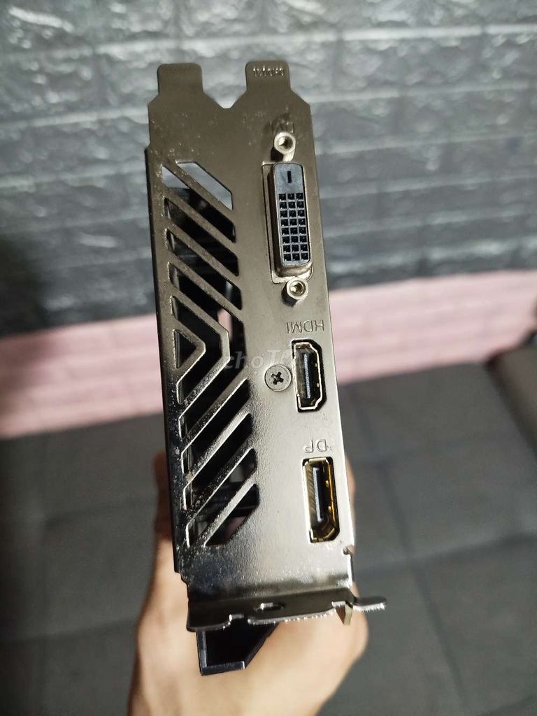 Фото 3: Видеокарта Gigabyte 1650 4GB DDR6 черная