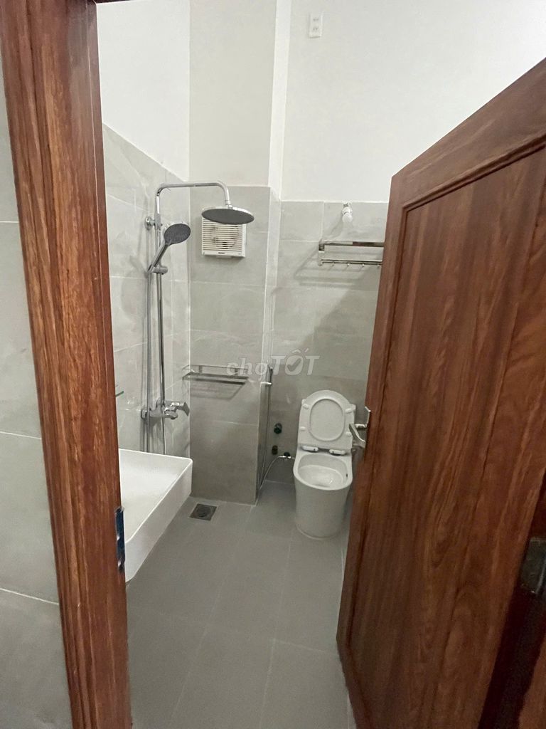 Фото 2: Сдаётся помещение на Лыонг Тхе Винь — 35 м² — с антресолью — можно и торговать, и жить