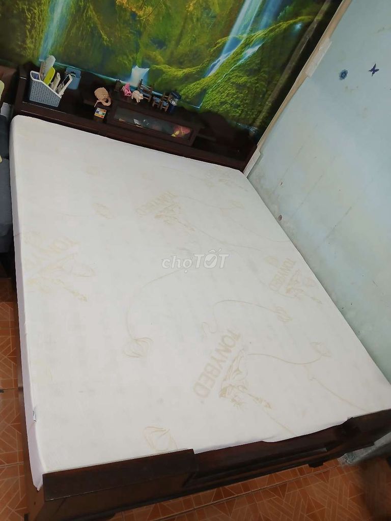 Деревянная кровать TONYBED коричневая. Матрас высотой 10 см