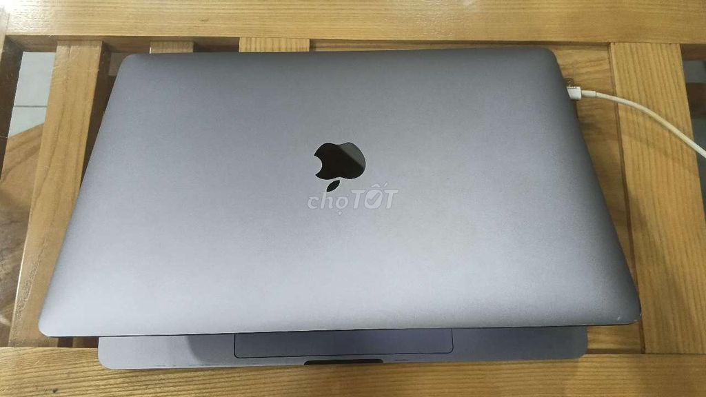 Фото 2: Apple MacBook Pro 2016 i5 8GB/250GB Серый