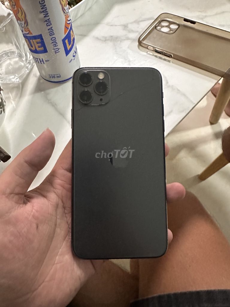 Apple iPhone 11 Pro Max 64GB черный, заменена батарея, треснула задняя крышка