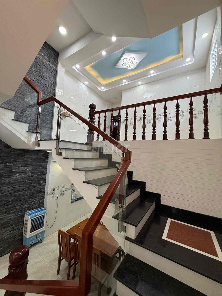Красивый дом по низкой цене, 3 этажа, вид на парк 2100м2