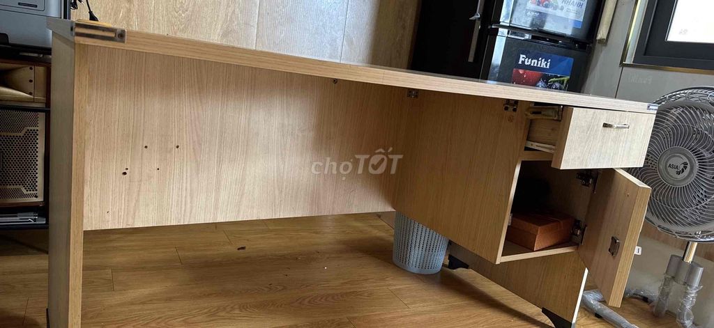 Письменный стол (Hòa Phát) из золотистого дерева, 1м40х70см