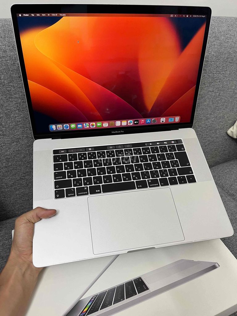 Macbook Pro 15 inch i7 16GB/256GB 2018