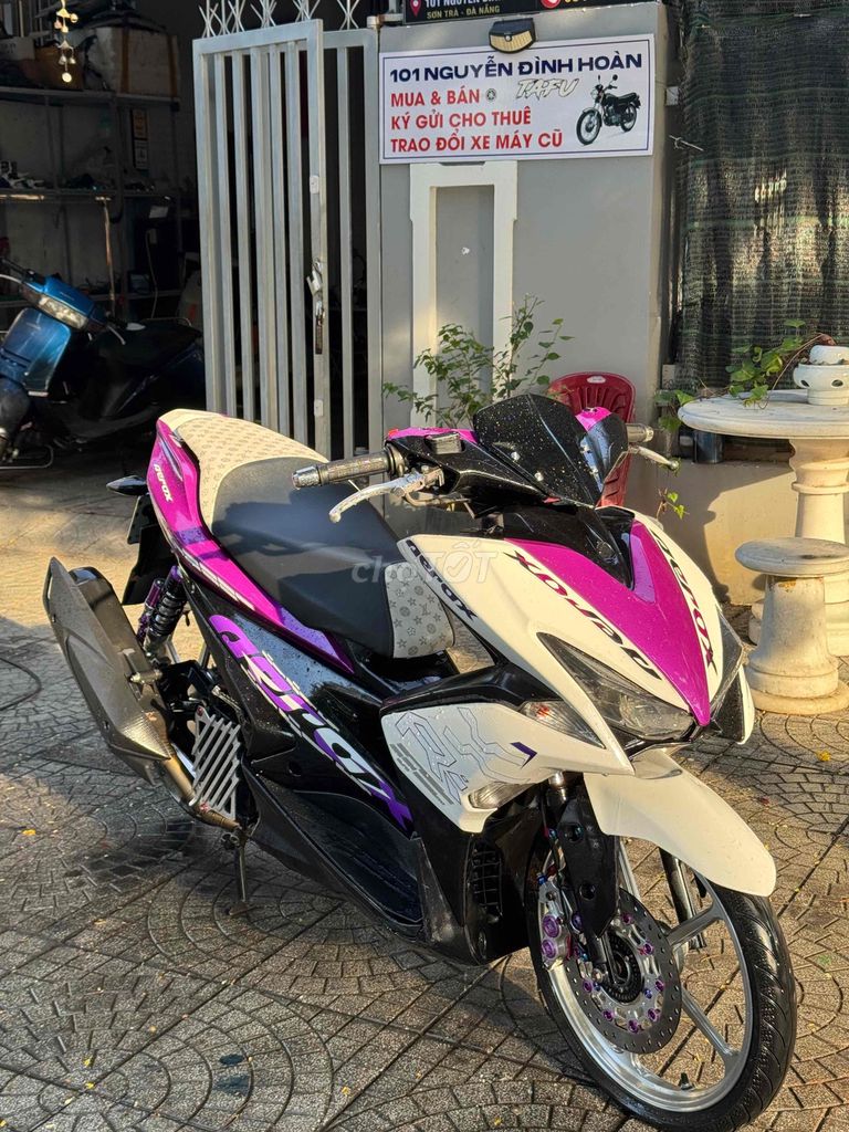 Фото 3: Yamaha NVX 155 ABS Белый Фиолетовый Черный