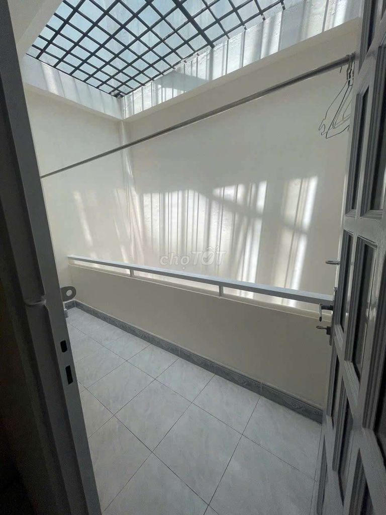 Сдаётся 1-й этаж, более 100 м², переулок для грузовиков — Хо Ван Хюэ, квартал 9, Фу Нюан