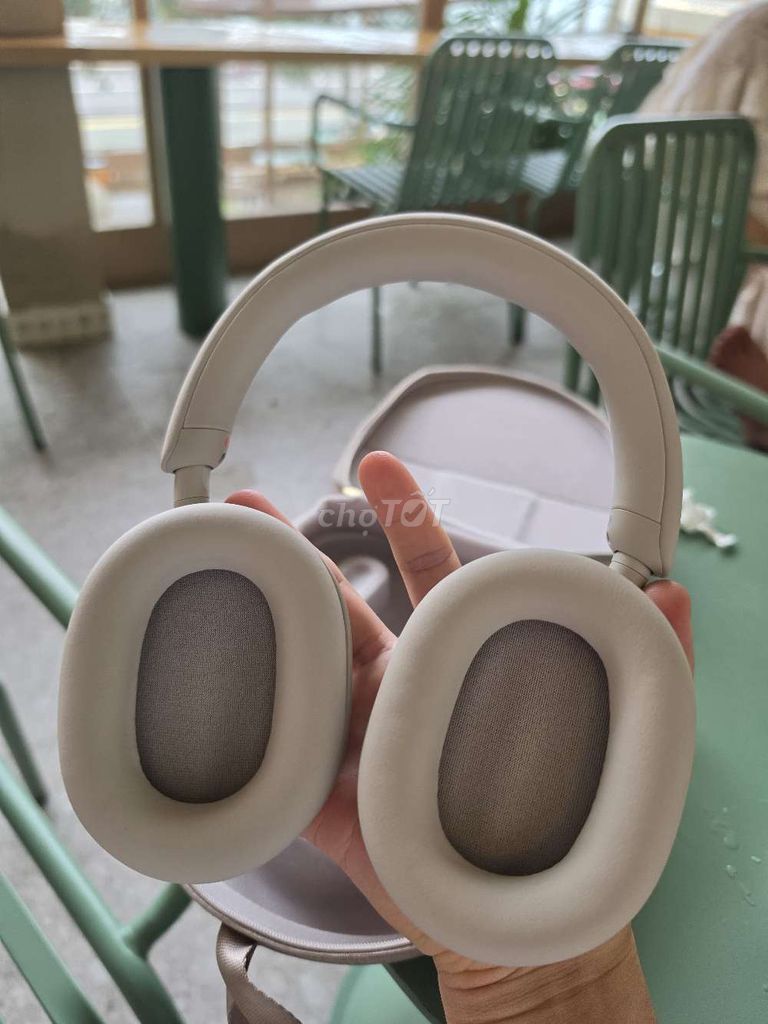 Фото 2: Наушники Sony WH-1000XM5 бежевого цвета