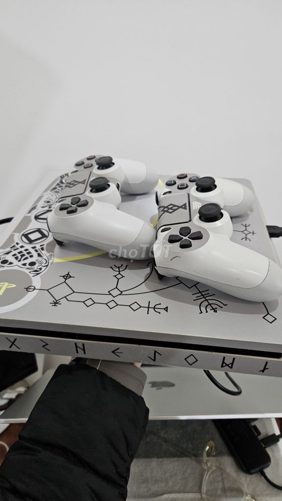 Игровая консоль PS4 Slim 1TB Белая, 2 геймпада