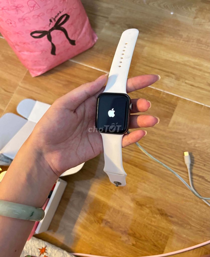 Apple Watch Series 4 44mm белый б/у