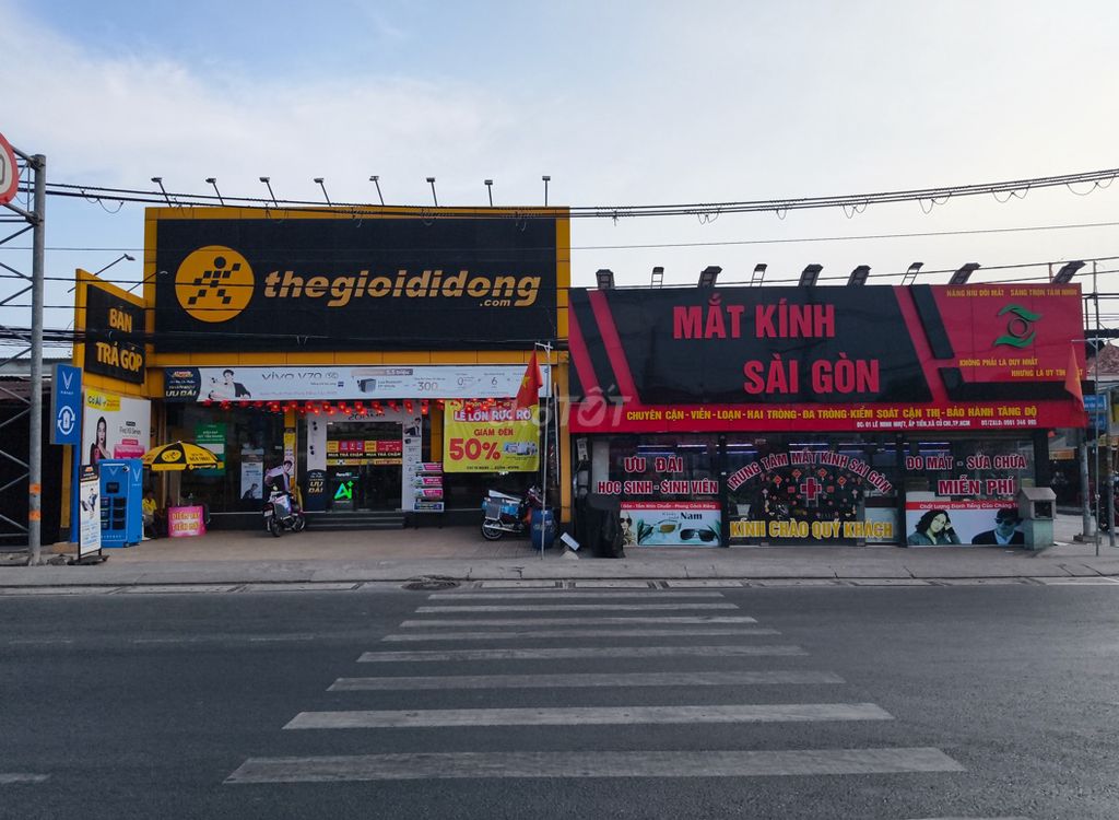 Помещение сдаётся, сейчас его арендует магазин Thế Giới Di Động, в октябре освобождает