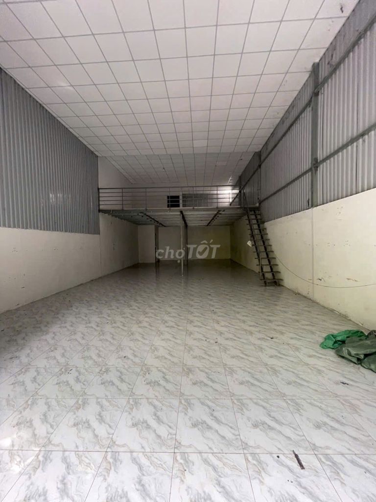 Сдается склад 8x20 м с антресолью рядом с промзоной Танбинь, фото соответствует