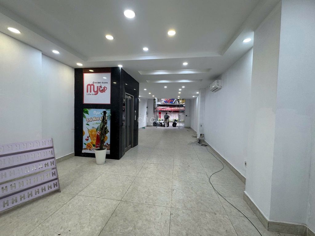 Фото 3: Сдается дом CITYLAND, фасад по улице Чан Тхи Нги (5 этажей, 5x20), есть лифт