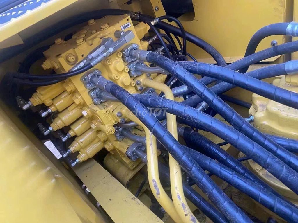 Фото 3: Гусеничный экскаватор Komatsu PC220-8M0 желтый