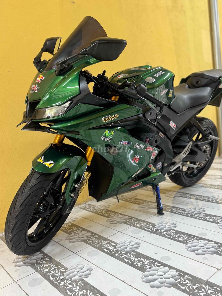Фото 2: Yamaha R15 Зеленый, мотоцикл с ручным сцеплением