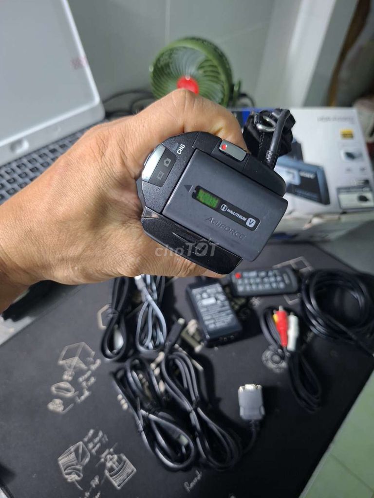 Фото 3: Видеокамера Sony HDR-PJ590V 64GB с проектором