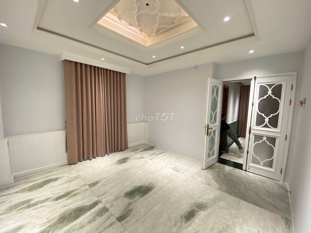 Фото 2: 🏡 Вилла в аренду, переулок для автомобилей Нгуен Минь Хоанг_8x20м, полуподвал, первый этаж, 3 этажа.