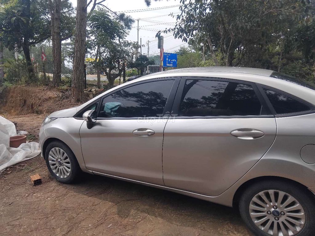 Фото 2: Ford Fiesta 2012 механика 1.4 серебристый