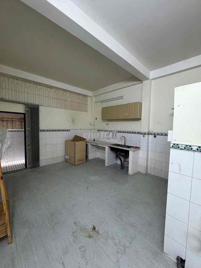 Фото 3: СДАЁТСЯ ДОМ В ПЕРЕУЛКЕ 8М ТХОАЙ НГОК ХАУ [4м x 18,5м] 1 ЭТАЖ + 1 ЭТАЖ - 3 СПАЛЬНИ - 2