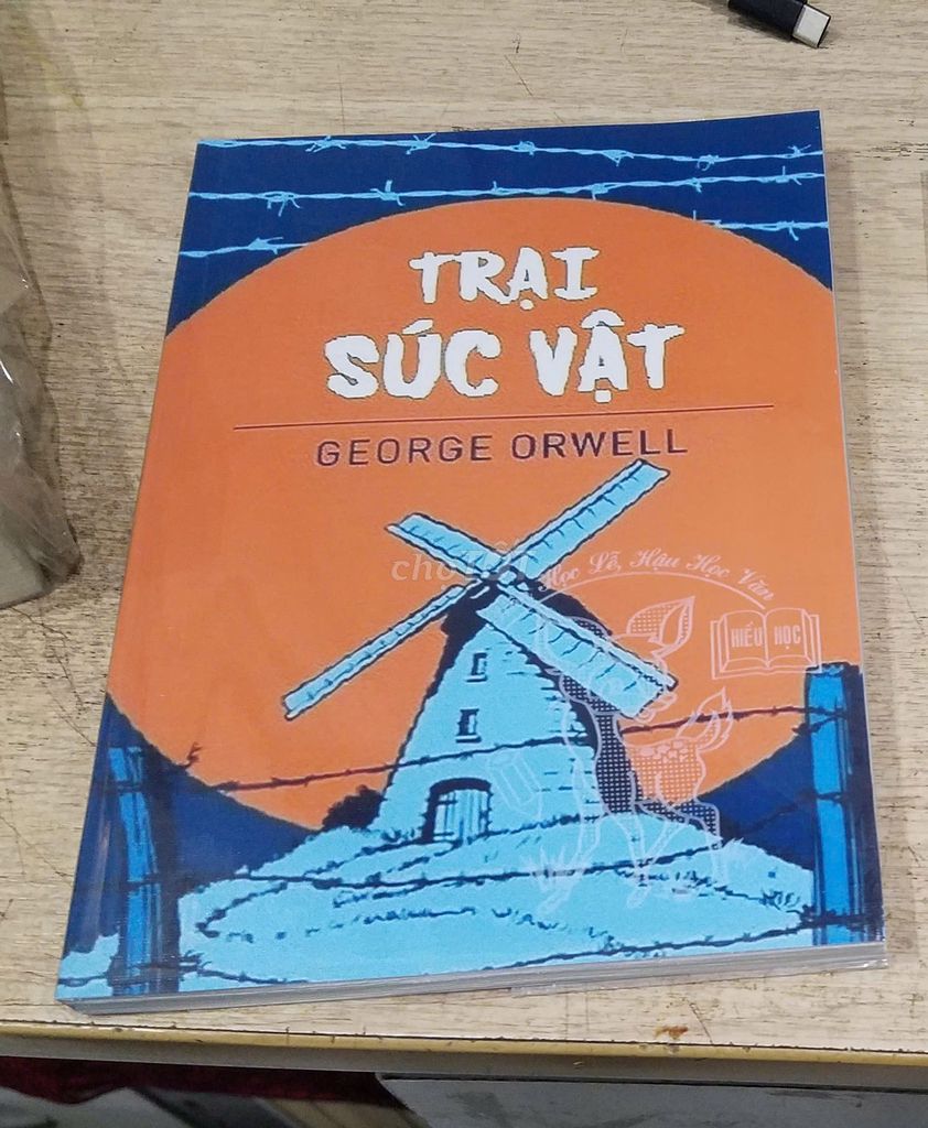 Фото 2: Книги «Скотный двор» и «1984» — Джордж Оруэлл