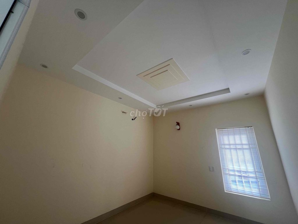 phòng trống lầu 2. thoáng mát.