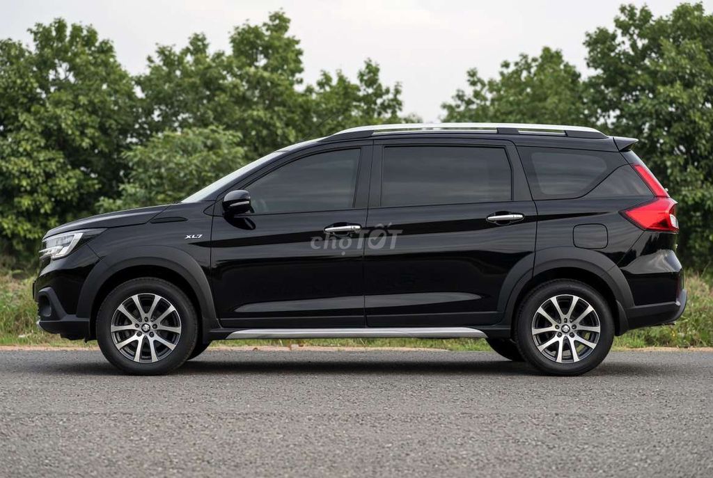 Suzuki XL7 2022 автомат 7 мест чёрный глянец