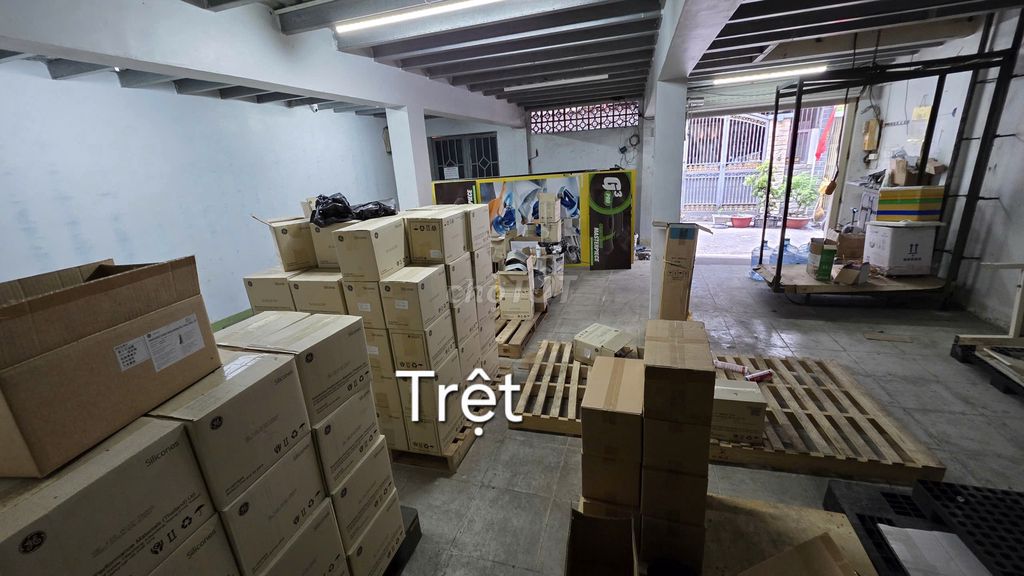 Сдается небольшой склад 75 м² с одним этажом рядом с перекрестком Бай Хьен, улица Чыонг Тинь, район Танбинь