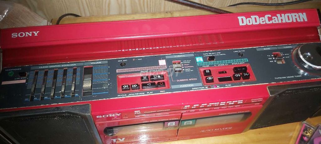 Фото 3: Кассетная дека Sony красная, еще играет сторона A