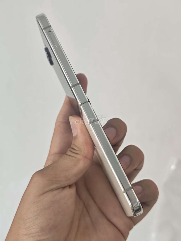 Фото 3: Samsung ZFlip 5 512GB Silver Складной телефон