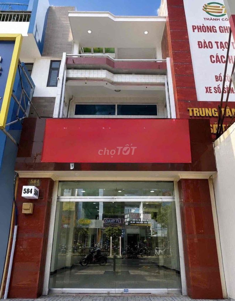 Очень привлекательный фасад 3/2, район 10