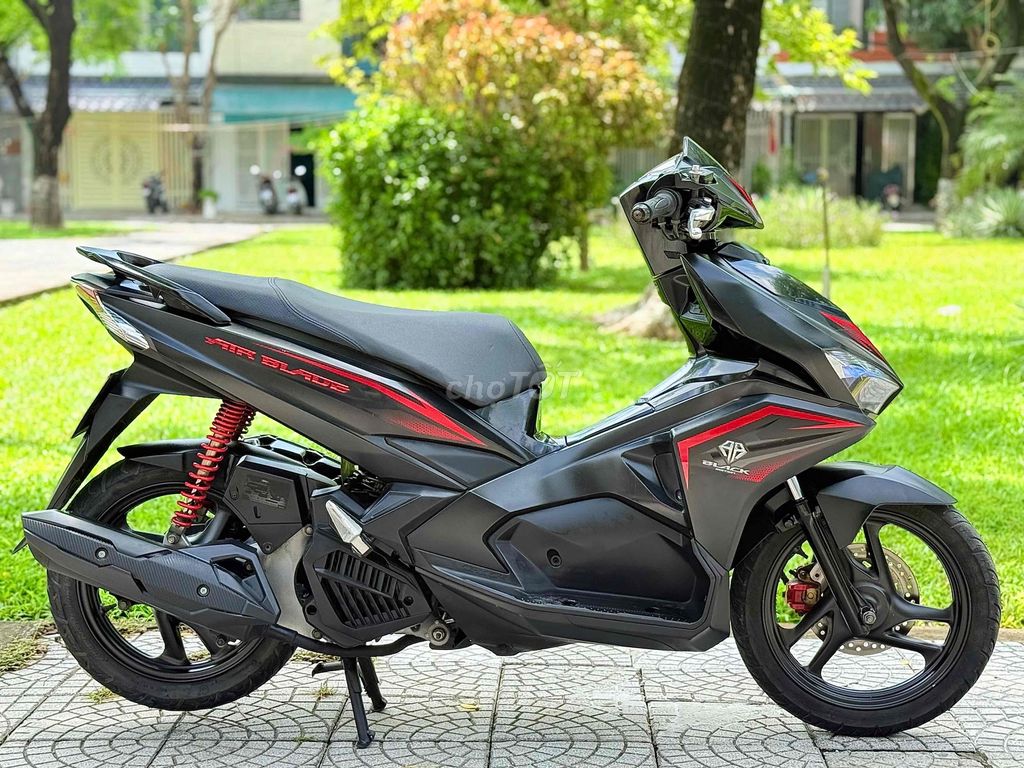 Фото 3: Honda Air Blade 2019 чёрно-красный Вьетнам