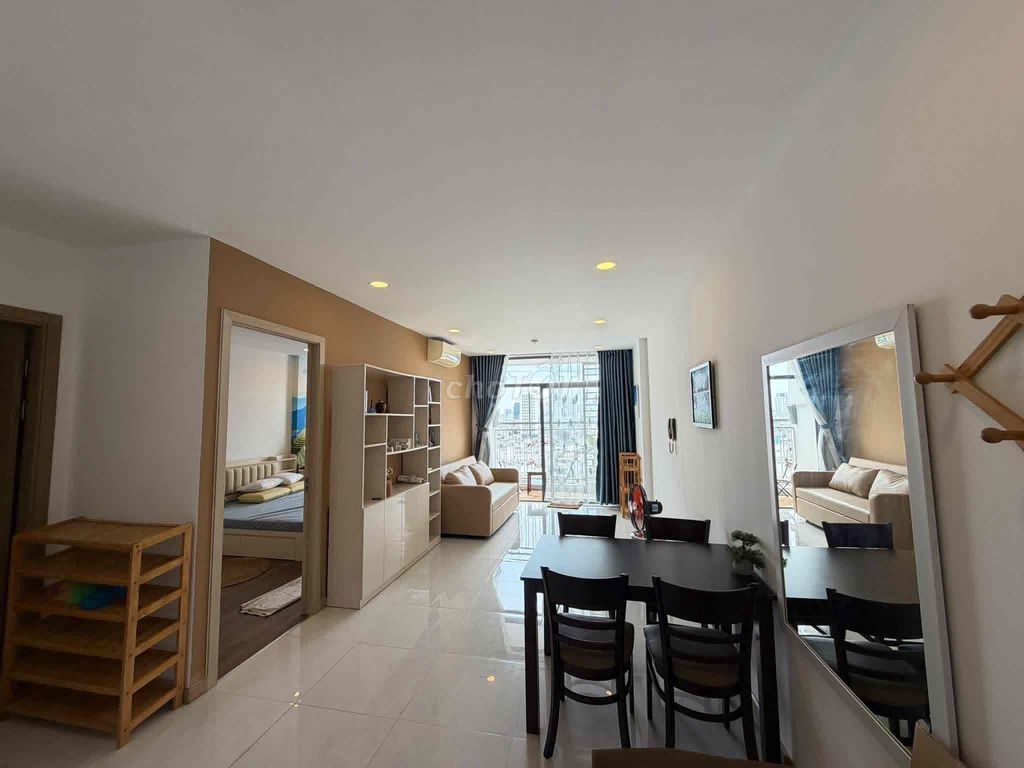 Фото 2: Сдается квартира Riva Park – 80 м², широкий балкон с видом на реку Сайгон.