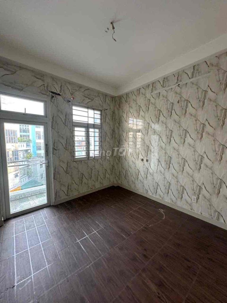 Фото 2: Жильё с возможностью ведения бизнеса: 1-й этаж, 4 этажа, 1 терраса