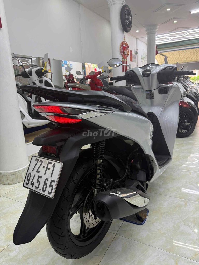 Фото 3: Honda SH 150 cbs 2022 Бак