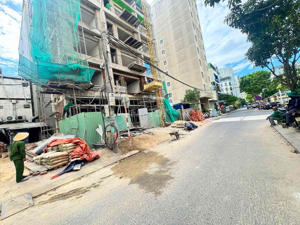 Сдается пара участков на улице Дỗ Би, 162 м², ширина 9 м. Сдается в аренду на 10 лет