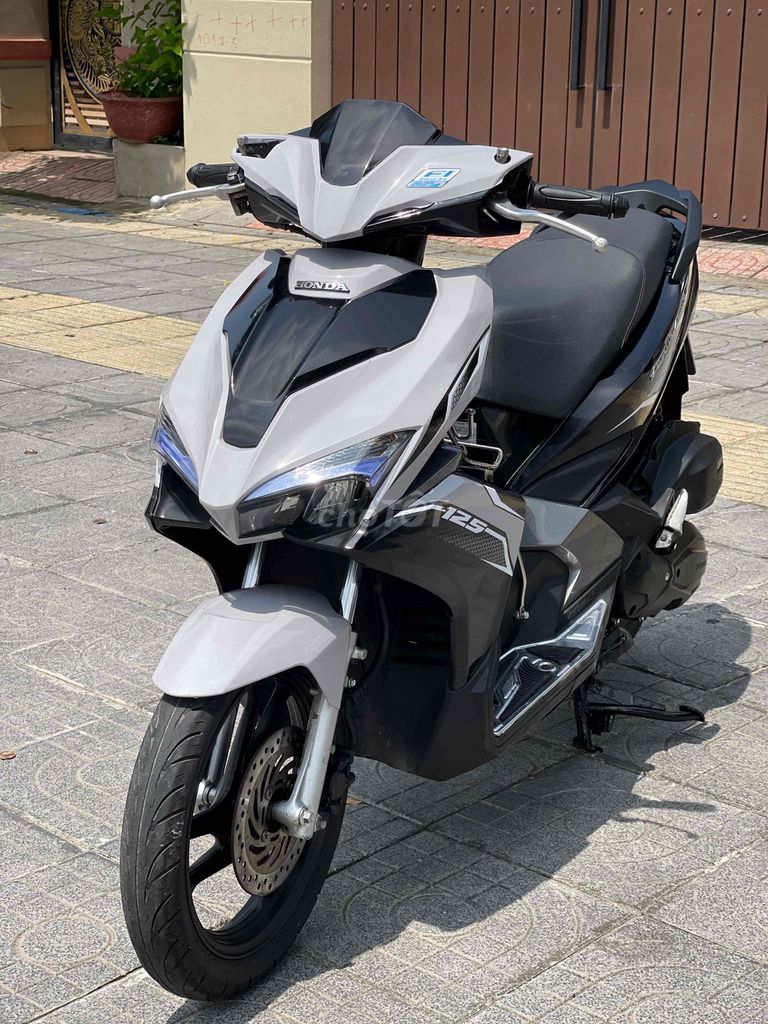 Фото 2: Honda Air Blade 125 2019 серый чёрный