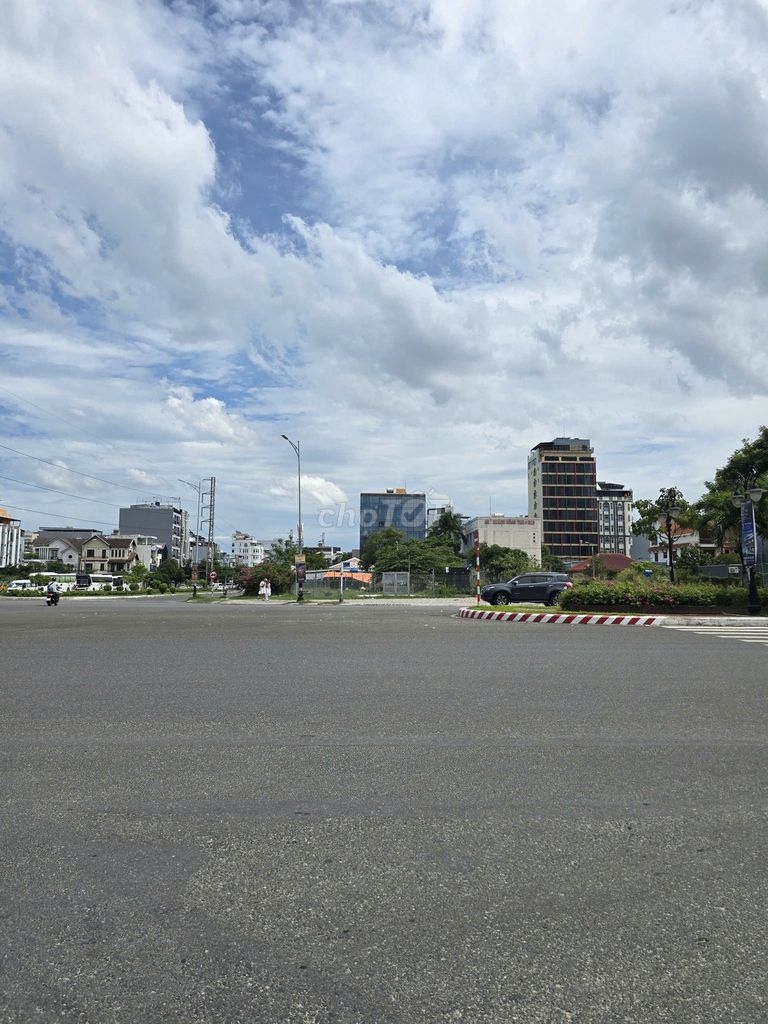 Фото 2: АРЕНДА ЗЕМЕЛЬНОГО УЧАСТКА НА УГЛУ ФАМ ВАН ДОНГ И ЧИНЬ ХЫУ И НГУЕН СУАН КХОАТ