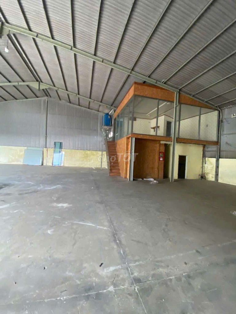 Фото 3: Производственный цех 600 м², грузовой транспорт