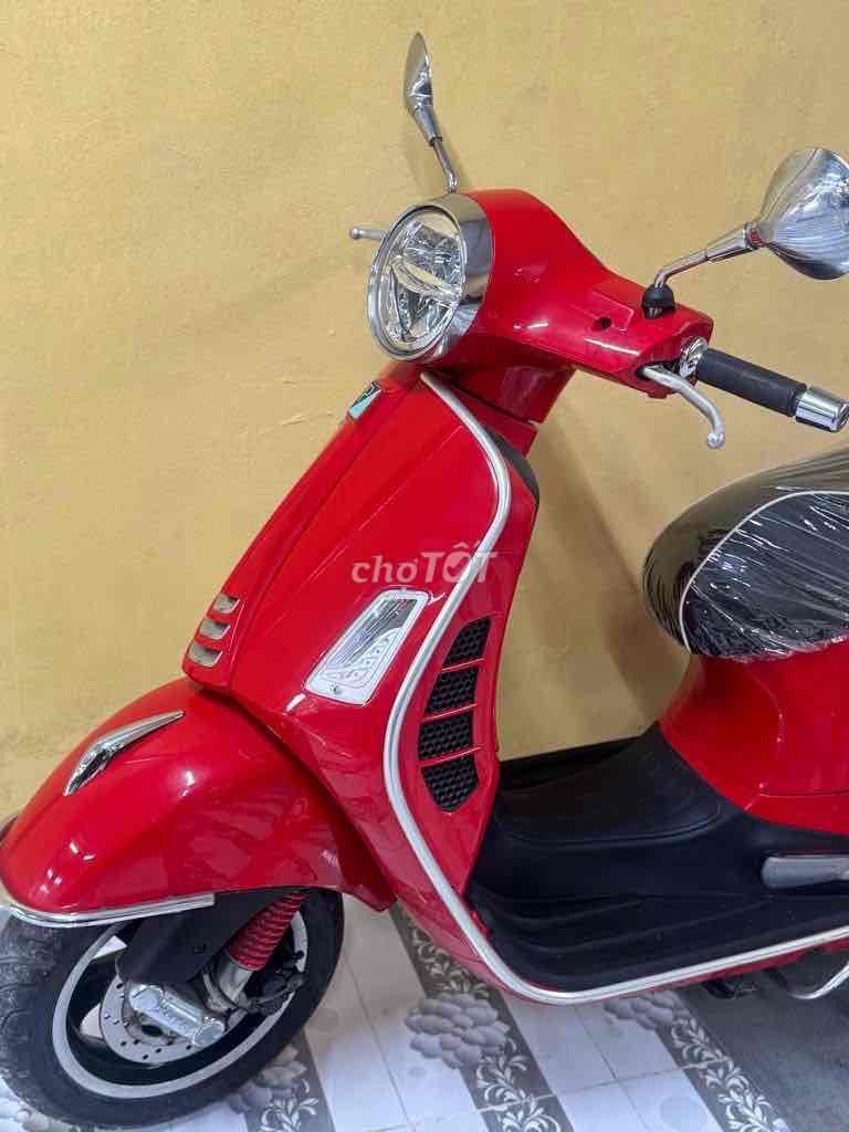 Фото 2: Piaggio Vespa GTS Красная 8 тысяч новая 95% 43C1-902.22