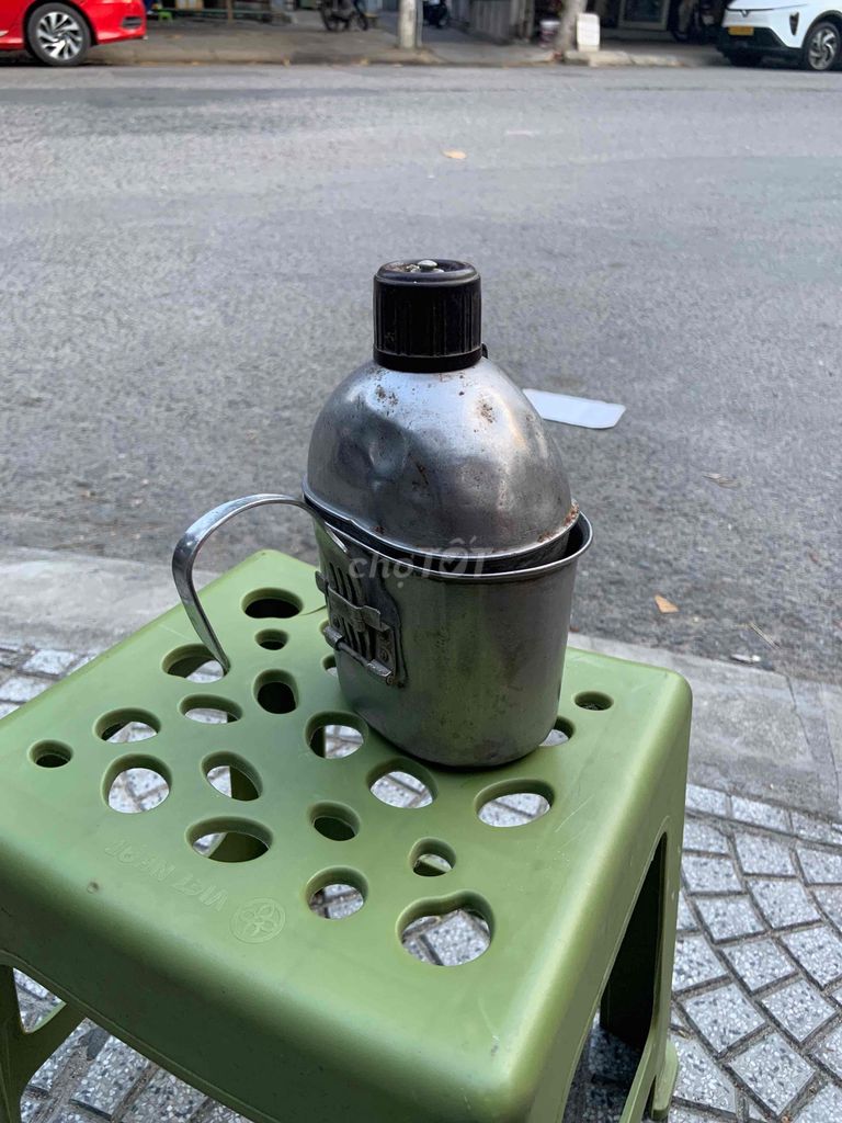 Серебряная металлическая мерная кружка для воды