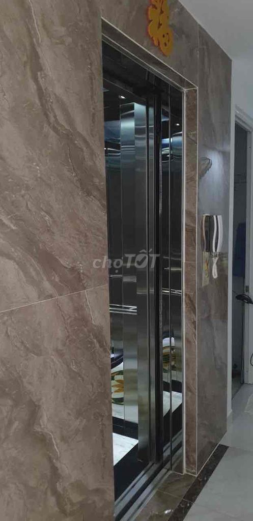 Фото 3: Фасад Hoa Lan, VIP Phú Nhuận, площадь 8x16 м, 1 этаж + 4 этажа, лифт