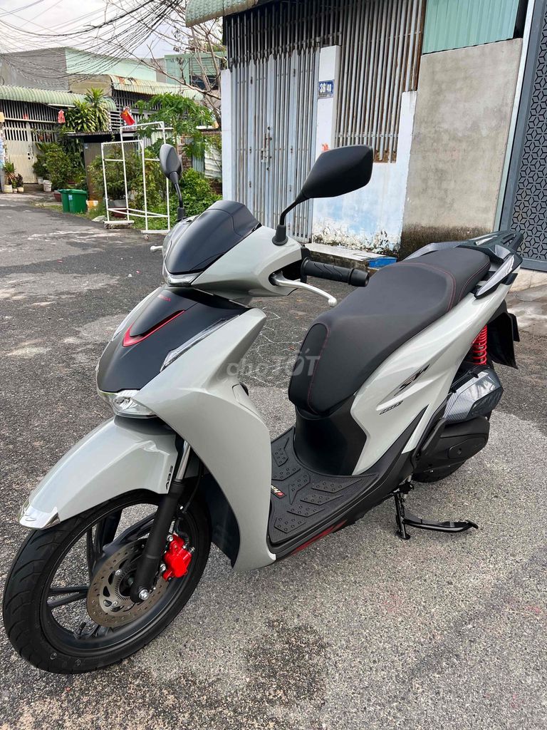 Фото 2: Honda SH160i ABS 2000 km серый цемент