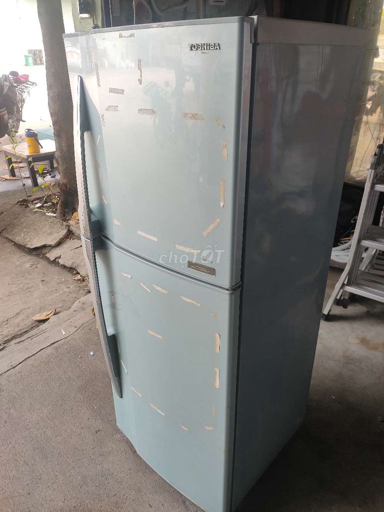 Холодильник Toshiba 180L серый