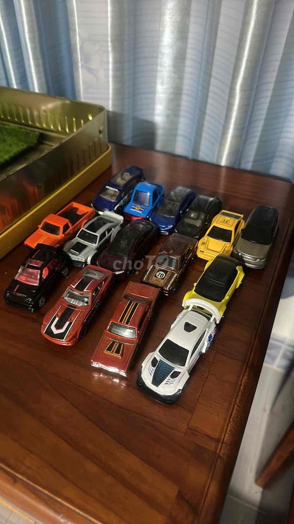 Металлические машинки Hot Wheels разных цветов